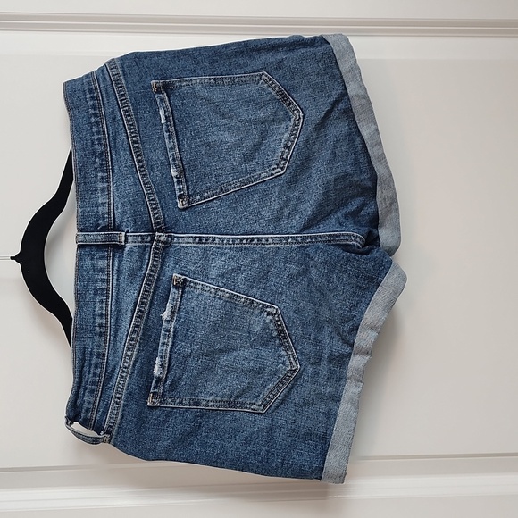 Old Navy boyfriend jean shorts mid-rise size 6 - Picture 2 of 4